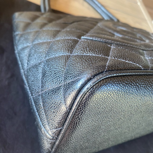 Chanel Timeless Medallion Handbag Purse w dustbag & CC medallion + Gold Hardware - Picture 12 of 16